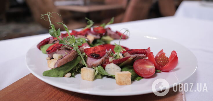Salad with duck fillet and strawberries for a gourmet dinner