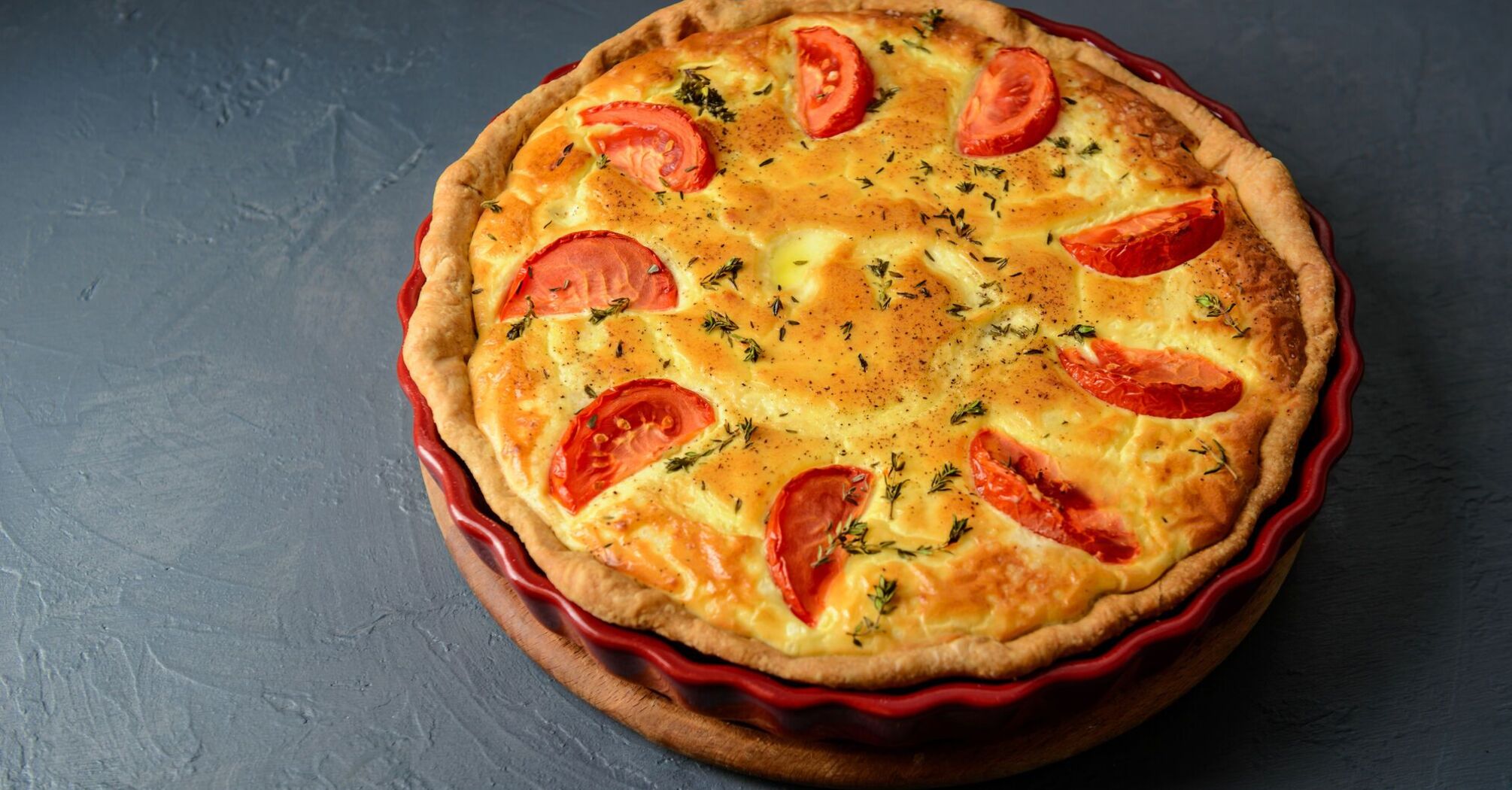 What to cook for dinner for a large company: a hearty chicken quiche on crispy dough