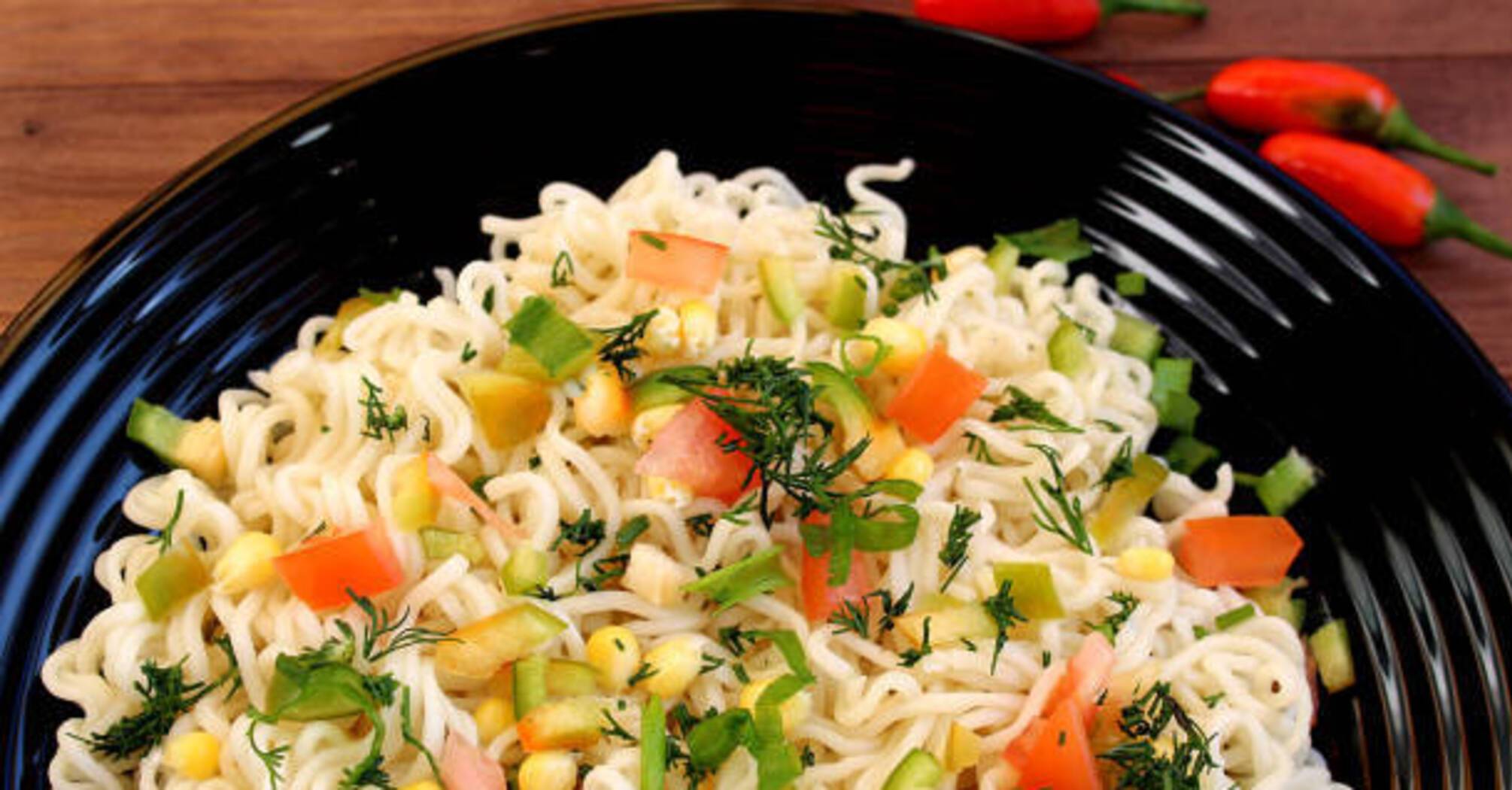 Instant noodle salad in 10 minutes: what to add to a budget dish
