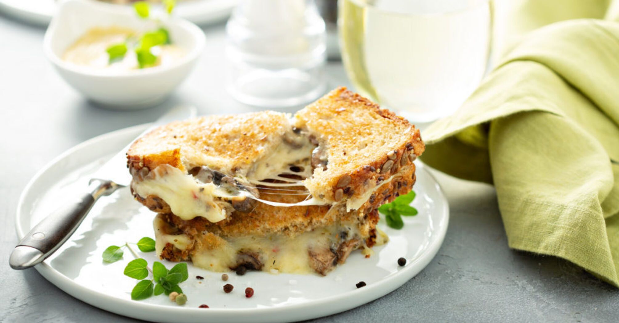 How to make delicious mushroom and cheese sandwiches: a budget snack option