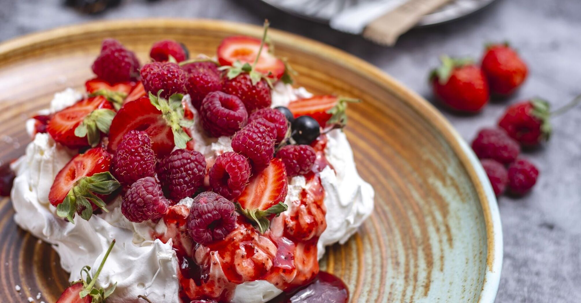 Sugar-free dessert with condensed milk and seasonal fruits