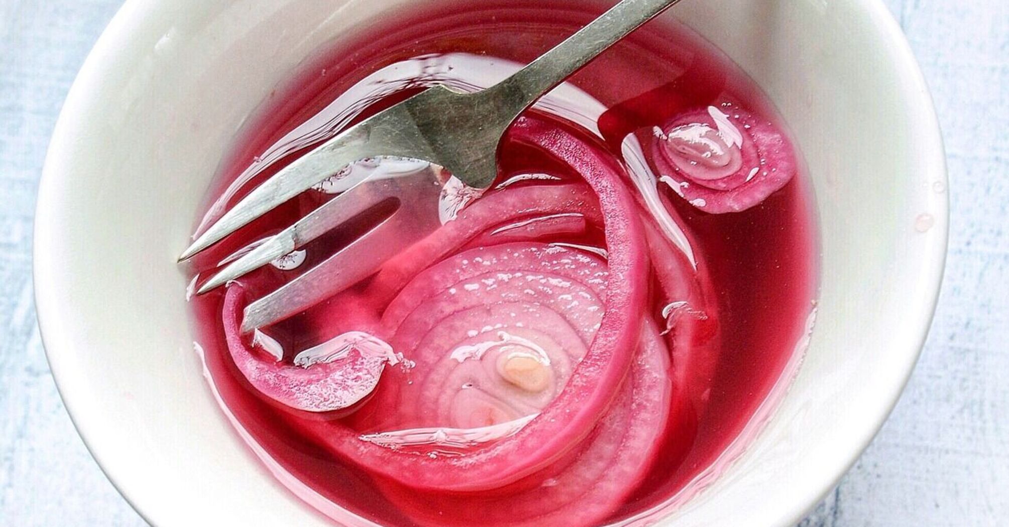 Pickled purple onions for barbecue or just for sandwiches: an easy recipe