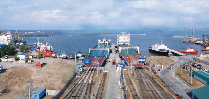 Drones attacked a ferry in the port of Kavkaz, a fire broke out: there is a dead man and injured