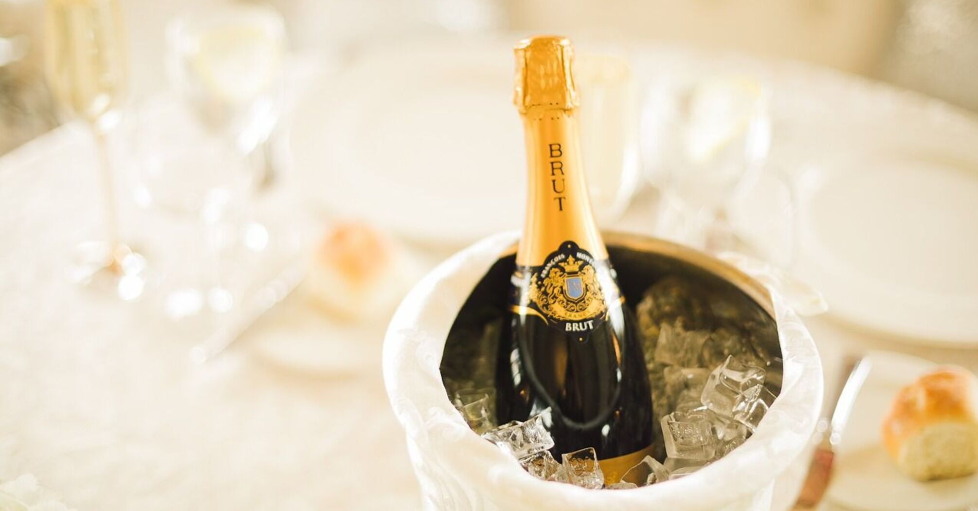 How to open champagne bottle correctly to avoid exploding: three golden rules
