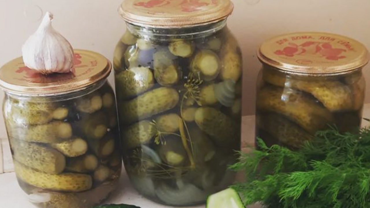 Just salt and sugar: how to make the easiest marinade for cucumbers for the winter