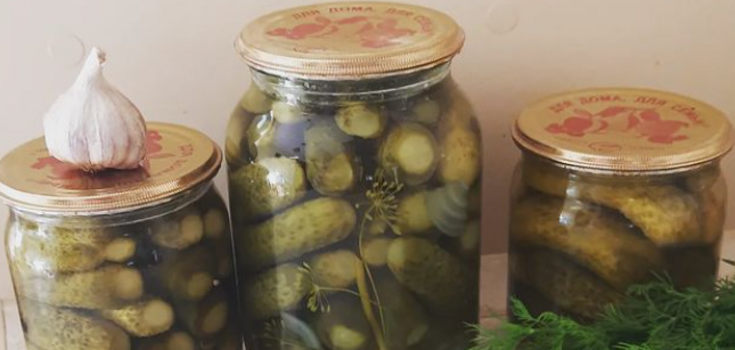 Just salt and sugar: how to make the easiest marinade for cucumbers for the winter