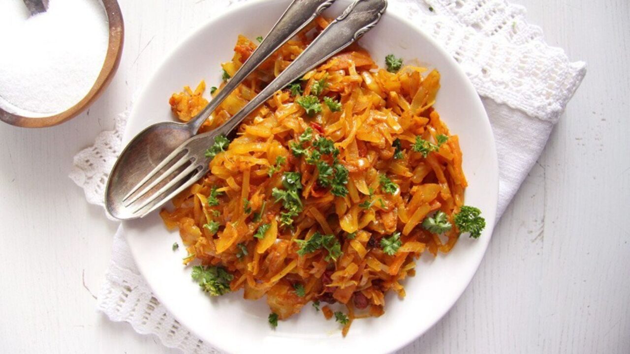 How to cook stewed cabbage