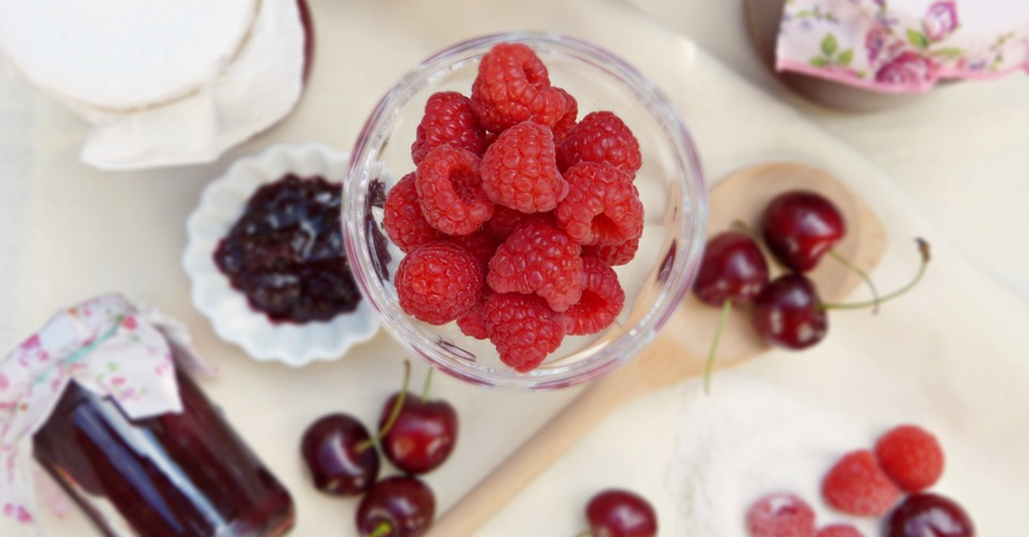 How to cook jam so that it is not dark: the secrets of canning berries and fruits