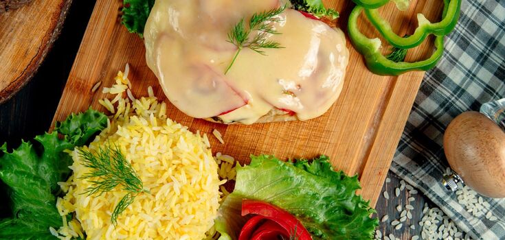 Baked chicken fillet with tomatoes and cheese: a very juicy dish