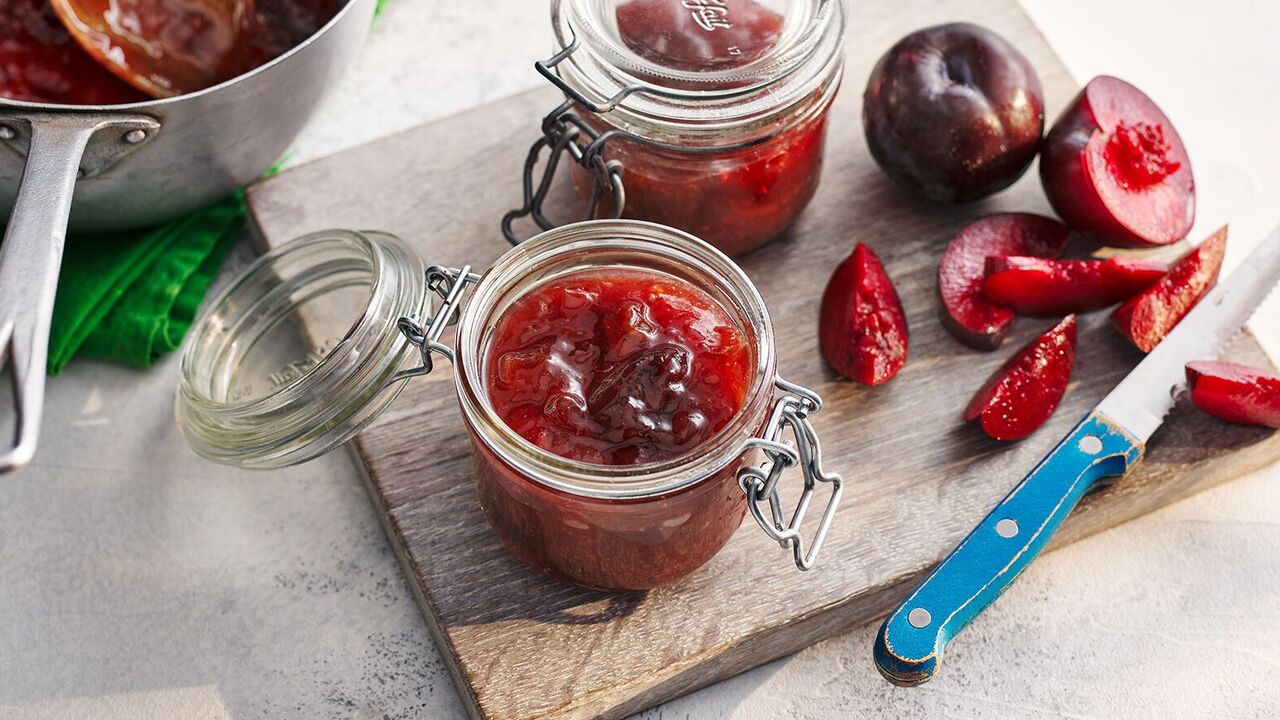Delicious plum and apple jam for the winter: made from four ingredients