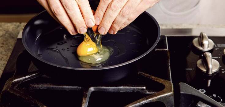 What not to cook in a non-stick frying pan: we tell the nuances