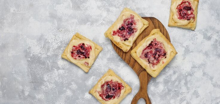Buns with cottage cheese and strawberries: when you don't want to knead the dough