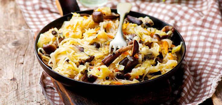 Stewed cabbage in a skillet: what to add to the dish for a savory taste