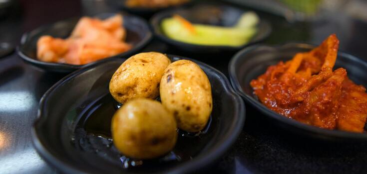 How to cook perfect jacket potatoes without an oven in 10 minutes: a simple life hack