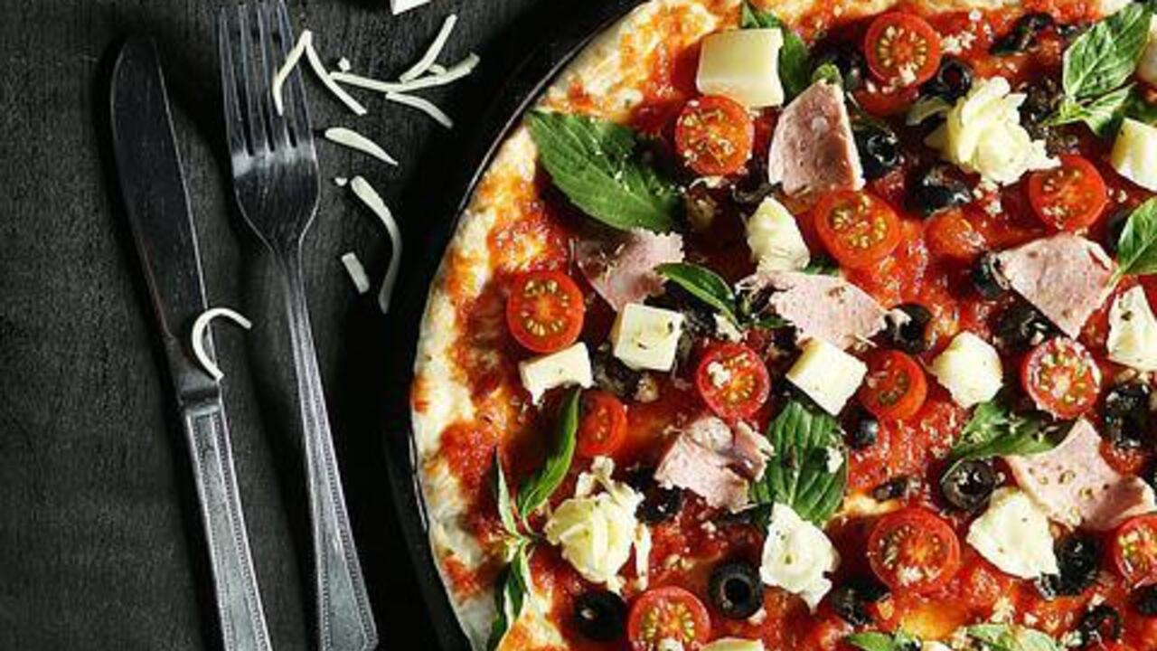Thin pizza without rolling out the dough: how to prepare a dish in a hurry