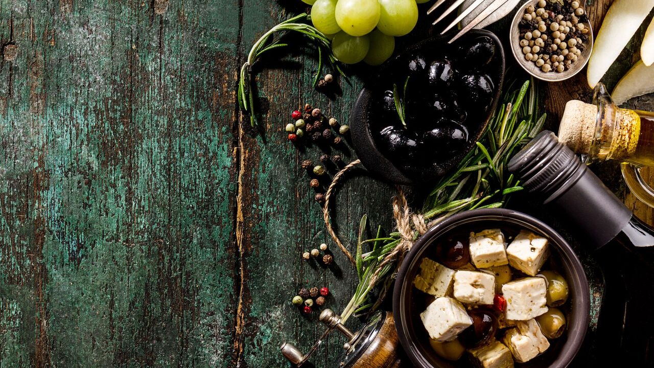 How to serve olives perfectly on the table: an unusual appetizer option