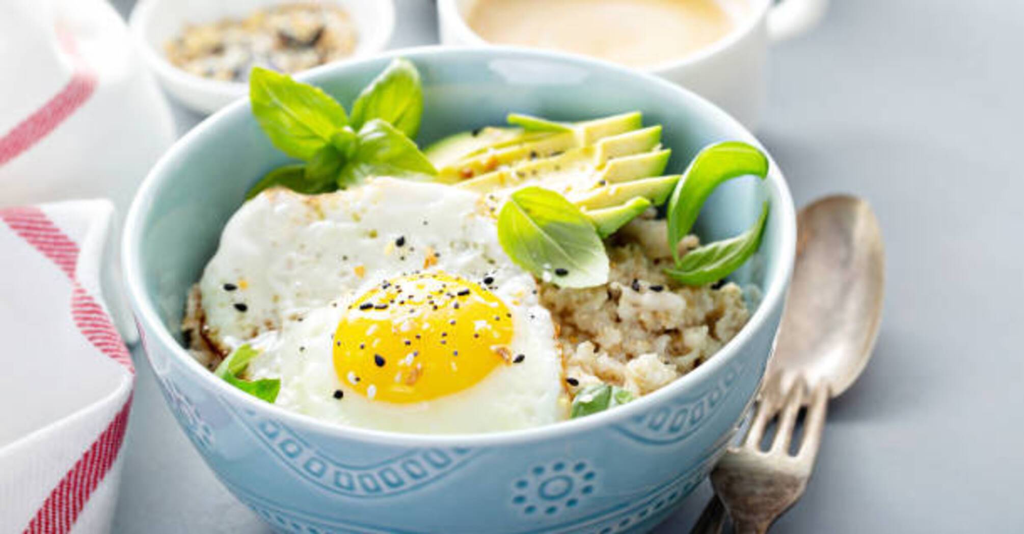 Oatmeal with poached egg