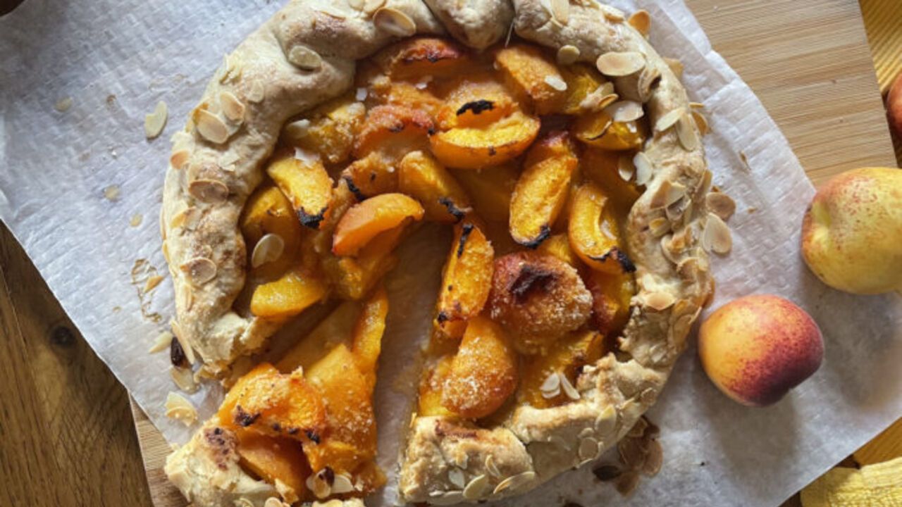 Cottage cheese galette with peaches: how to make the dough soft