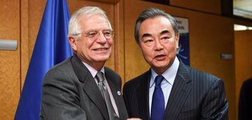 Borrell wezwał Chiny do promowania procesu pokojowego w Ukrainie zamiast pomagania Rosji w produkcji broni