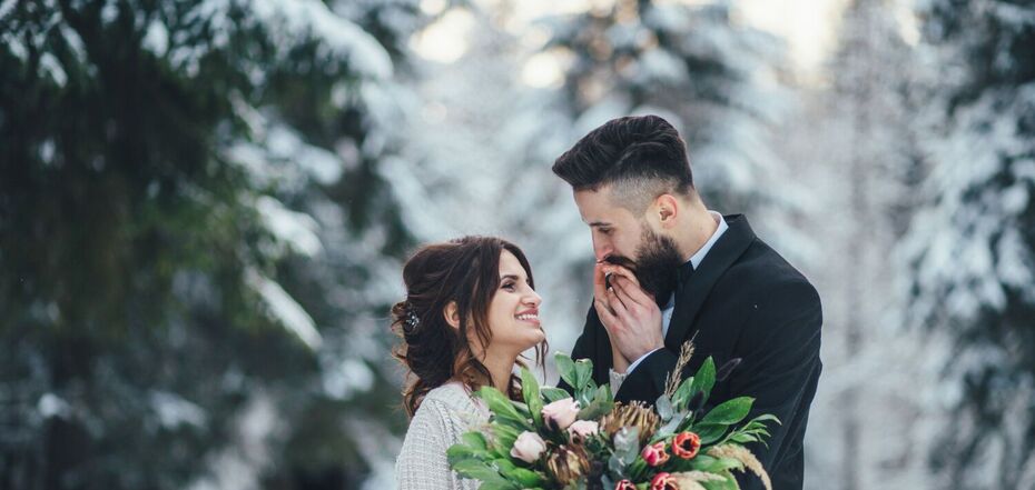 Роскошно и тепло: 4 совета, как использовать бархат в "зимнем" свадебном наряде