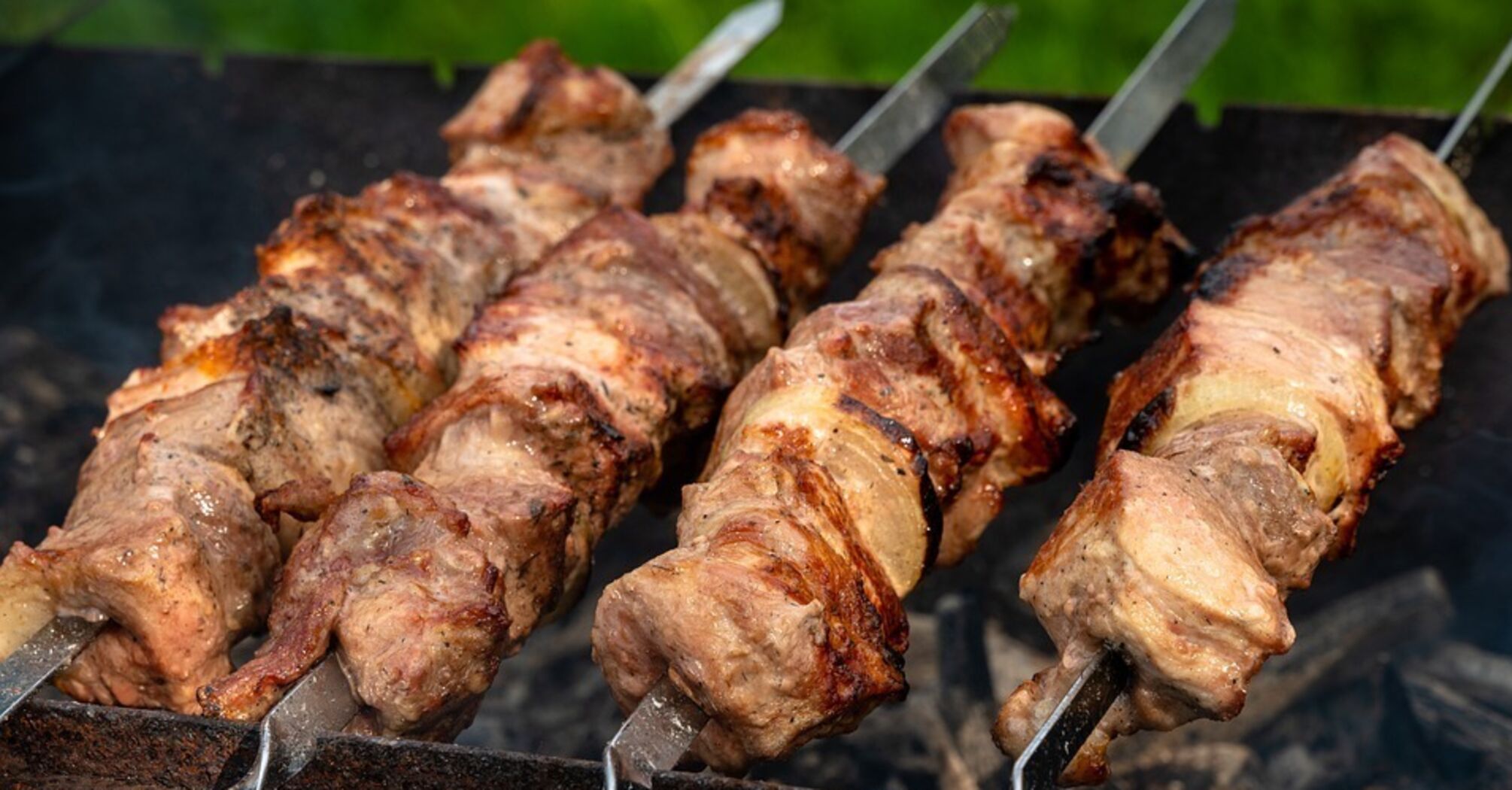 How to skewer meat for kebabs properly to ensure its juiciness