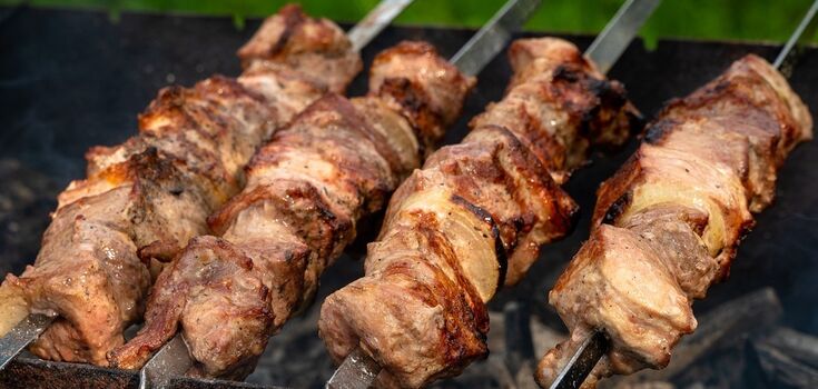 How to skewer meat for kebabs properly to ensure its juiciness
