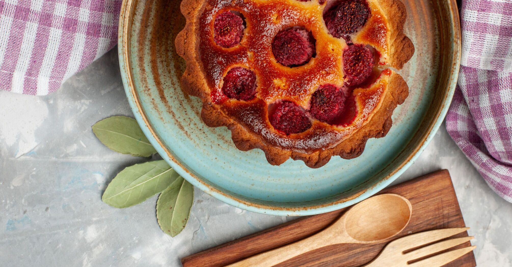 Easy apricot pie: delicious pastry for a weekend tea party