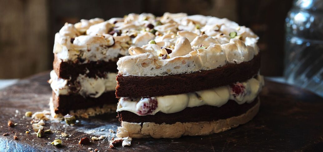 Kyiv cake: how to make a spectacular dessert at home