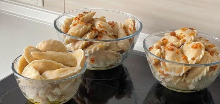 Dumplings with cabbage that do not overboil: what kind of dough to cook on