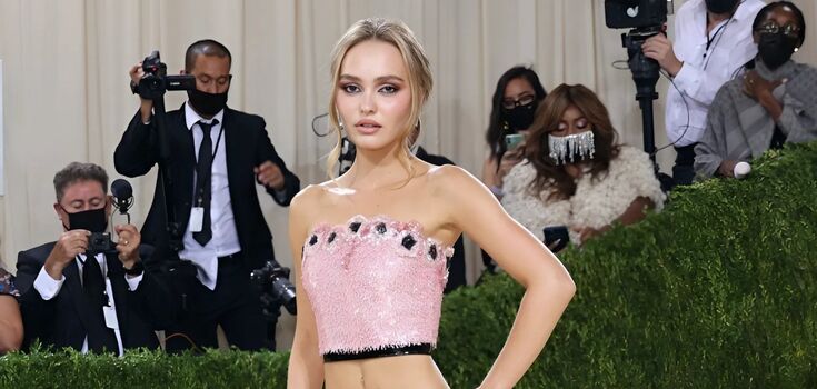"Grandma's heels" are back in fashion: Lily-Rose Depp showed a trendy look once again