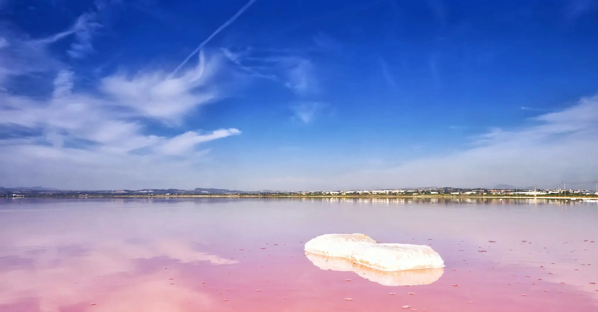 The Pink Lake in Spain impresses with its beauty and health benefits: how to get there