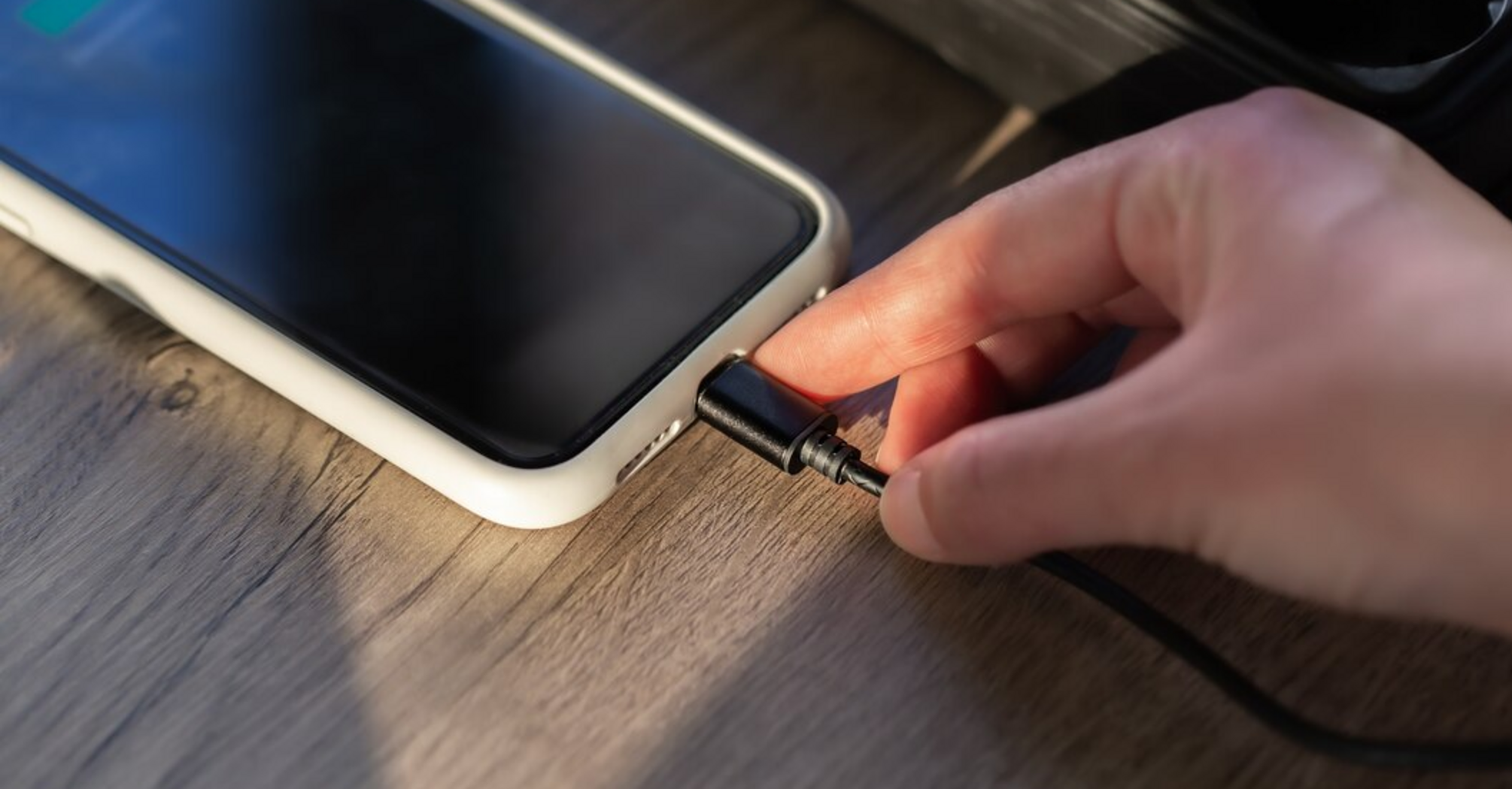 How not to charge your smartphone in summer: dangerous mistakes