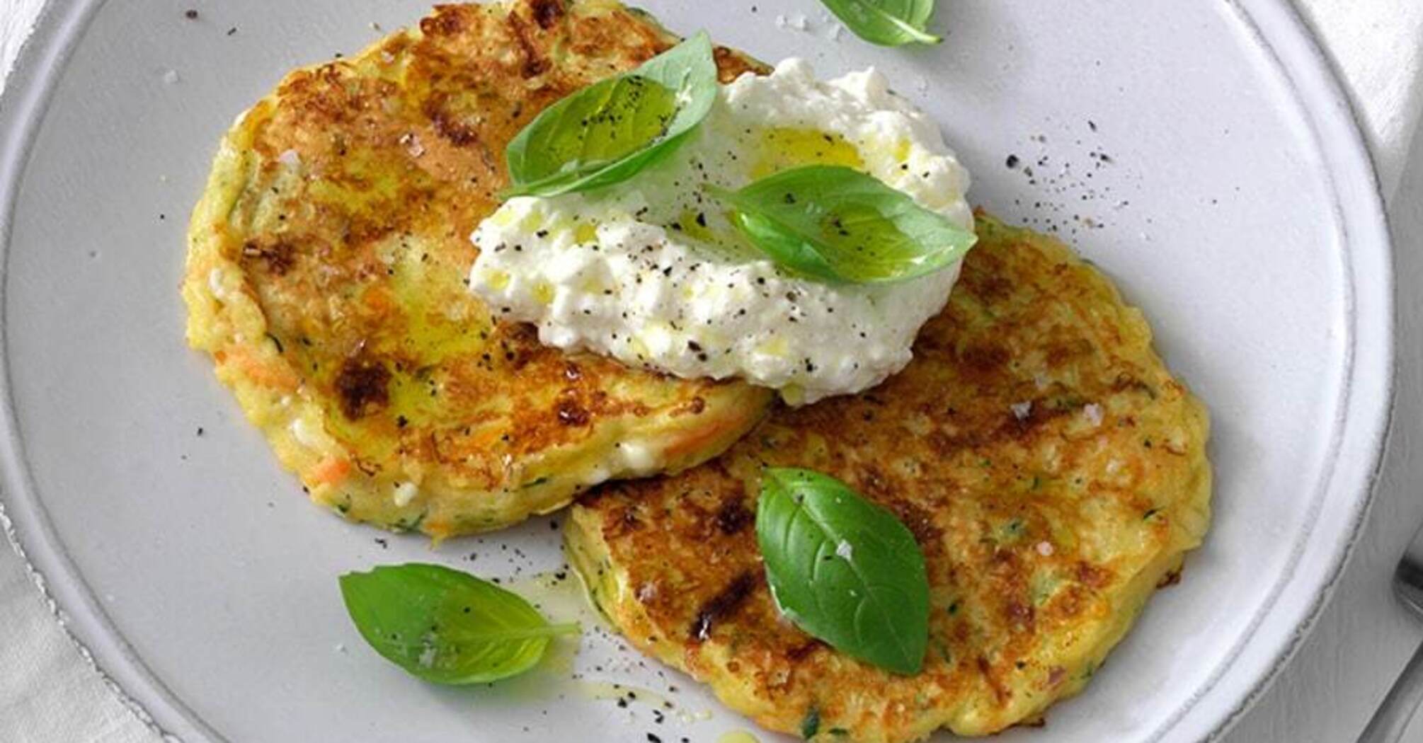 Zucchini pancakes with hard cheese: a quick and hearty snack
