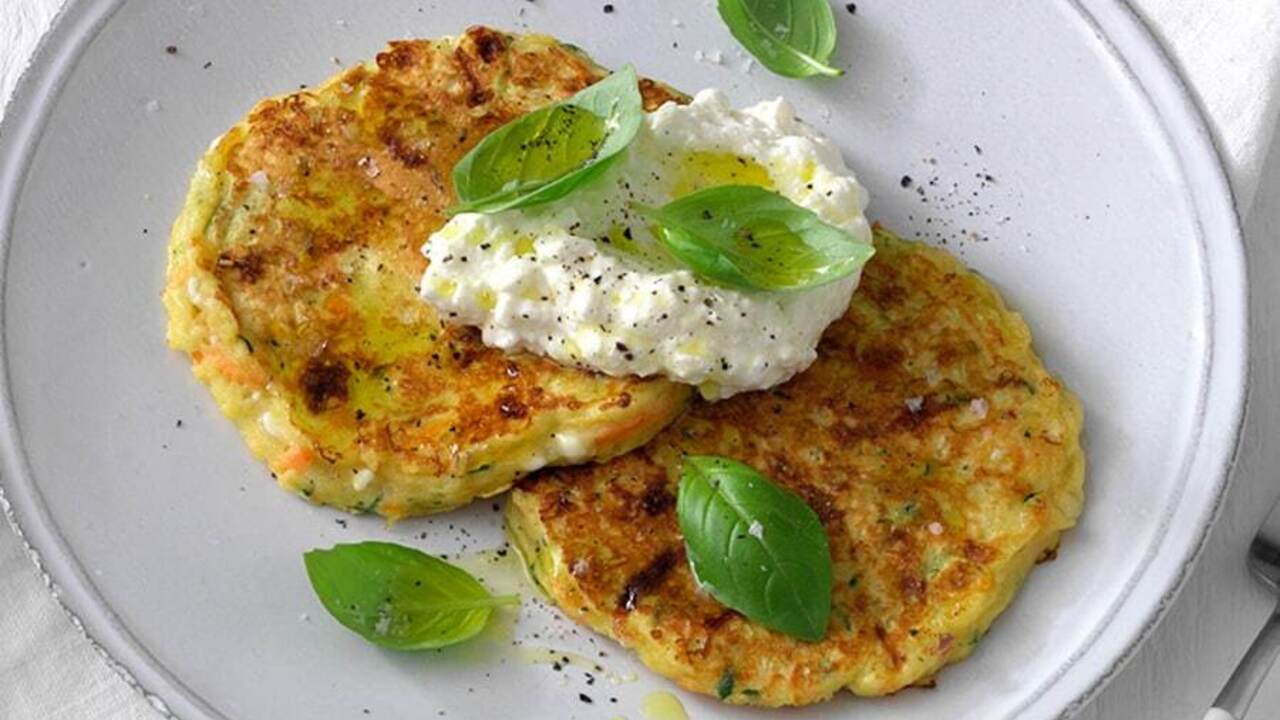 Zucchini pancakes with hard cheese: a quick and hearty snack
