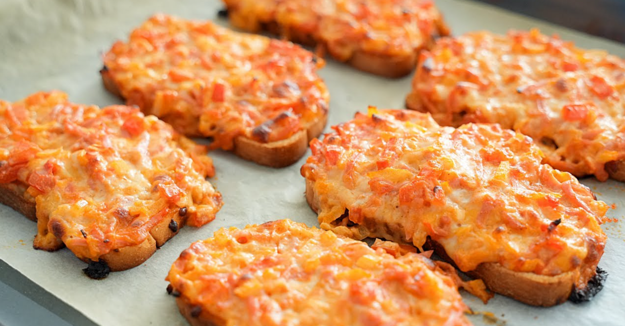 Tastier than hot sandwiches: lazy loaf 'pizzas' for a snack | OBOZ.UA