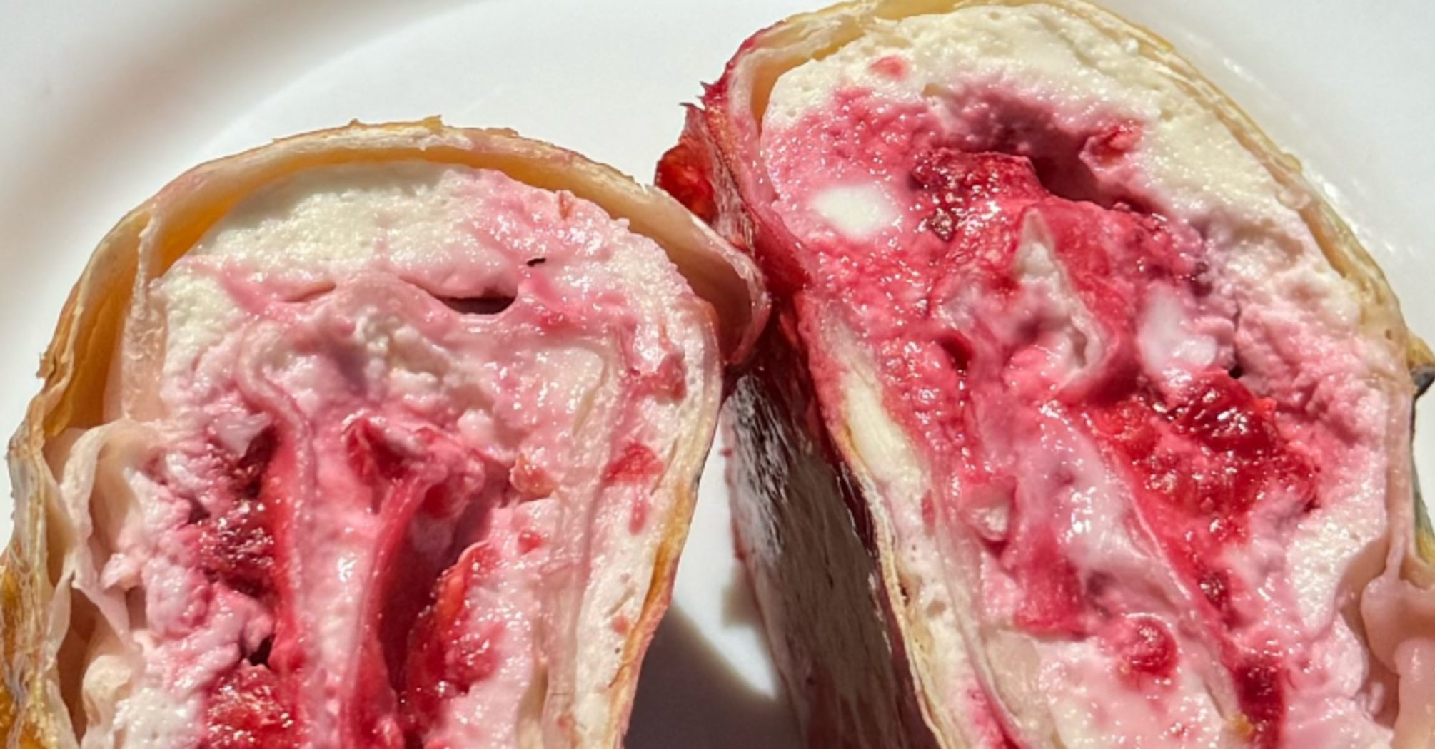 An elementary sweet roll without rolling out the dough: based on ordinary pita bread