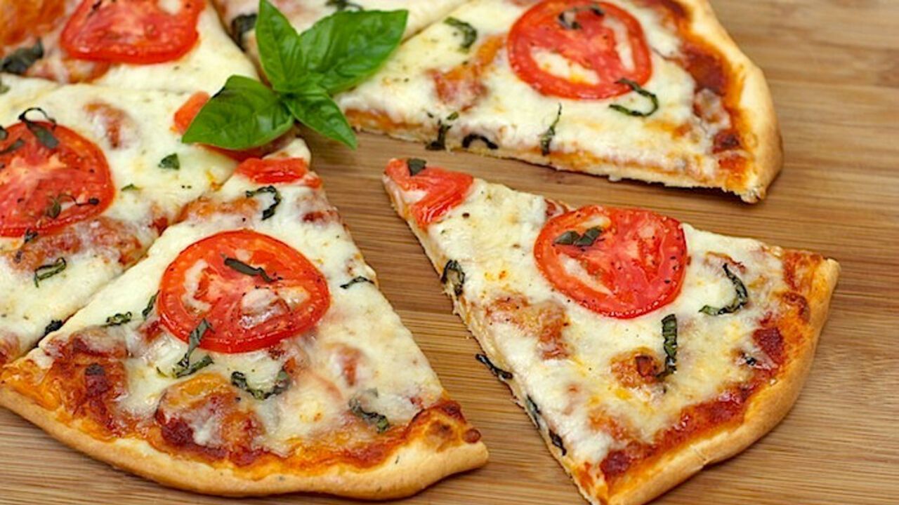 What to use to make the perfect homemade pizza dough: it doesn't stick to your hands and rolls out well