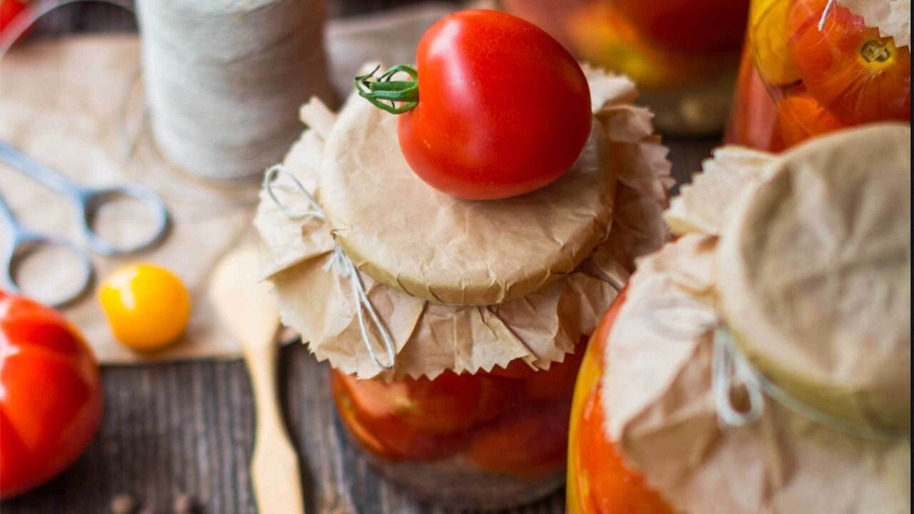 How to deliciously close tomatoes in halves for the winter: a very simple marinade
