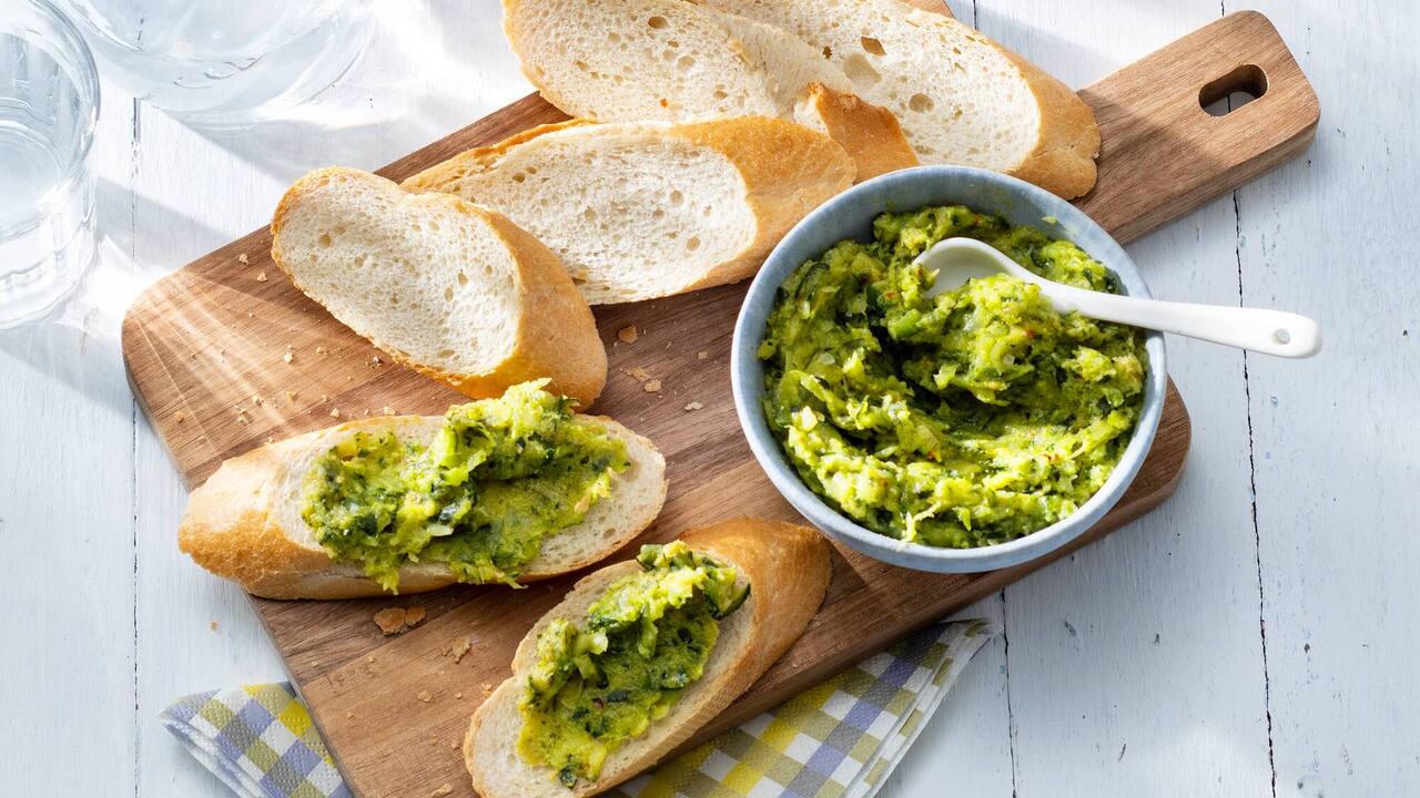 Healthy avocado and egg spread: ideal for breakfast and snack