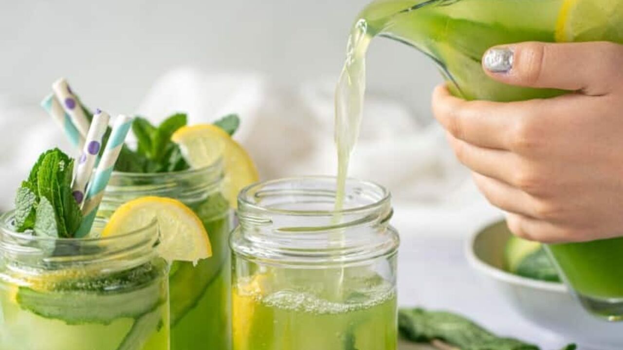 Homemade cool tarragon lemonade: perfect for the summer heat
