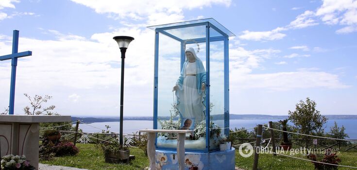 The Vatican has recognized the famous statue of the Virgin Mary "crying blood" as a fake. Photo