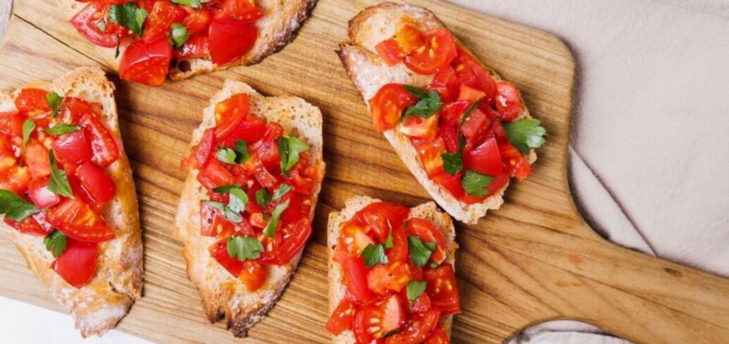 Вкусная томатная брускетта: легкий пошаговый рецепт итальянской закуски