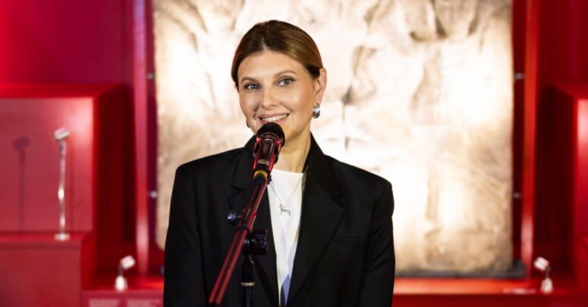 Zelenska went out with a new hairstyle and showed how to elegantly collect short hair in the heat