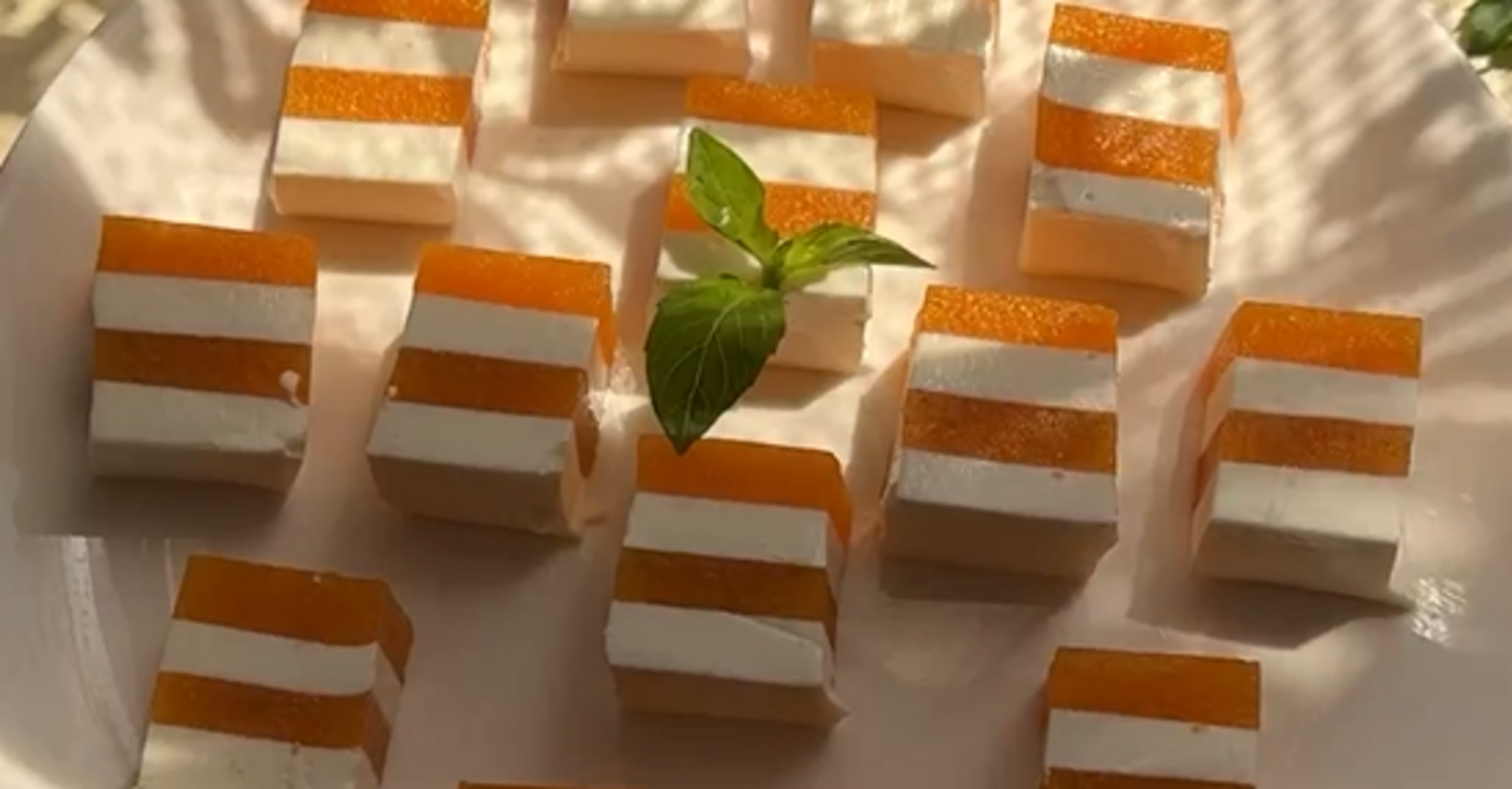 Apricot jelly dessert that does not need to be baked: just melts in your mouth