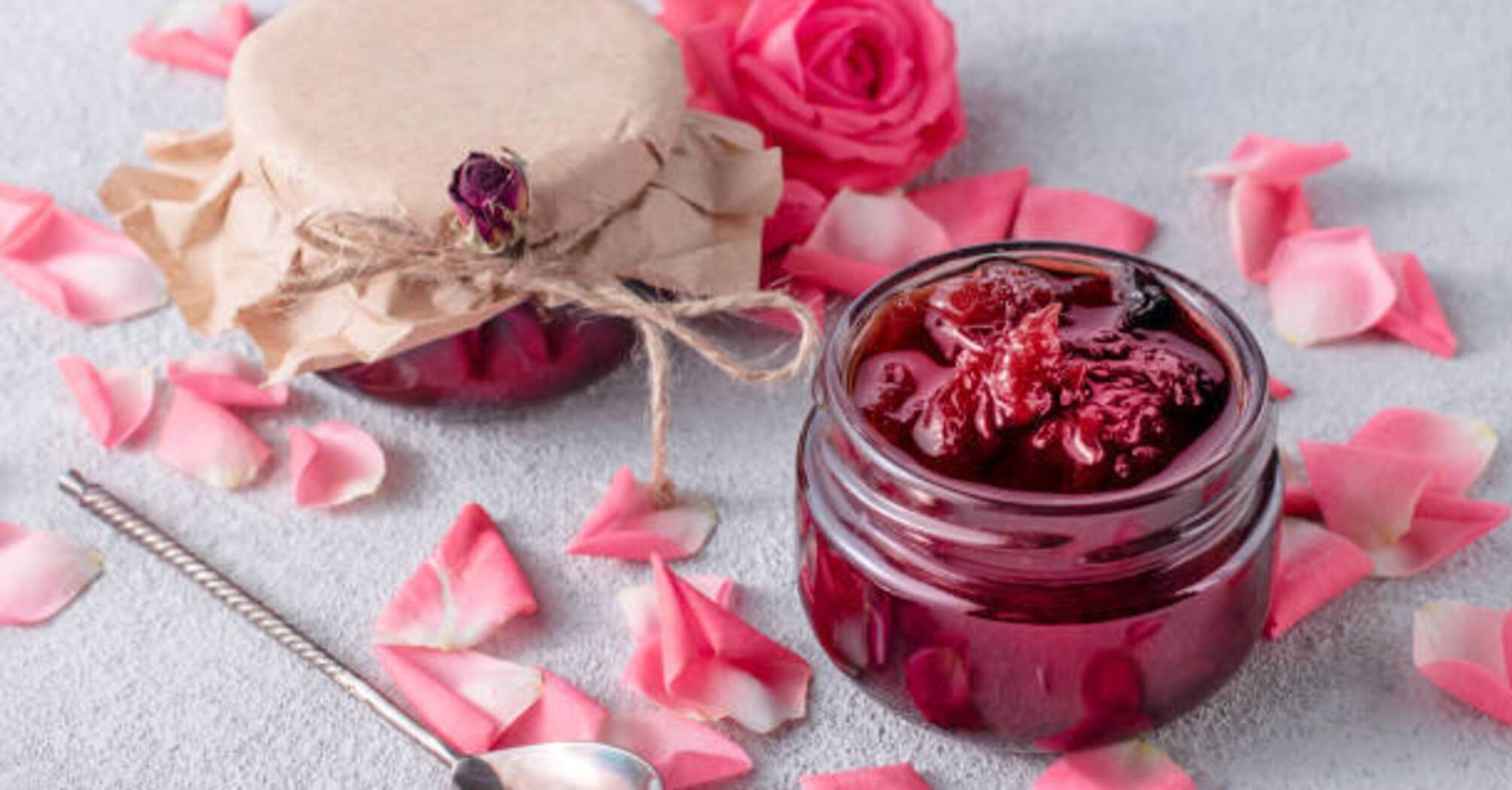 Rose and strawberry jam: how to prepare an exquisite dessert