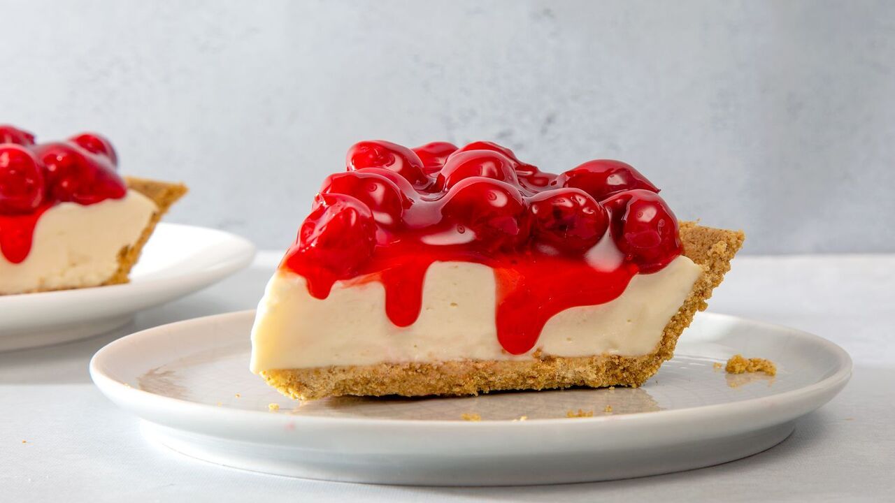 Simple no-bake summer cheesecake with sweet cherries