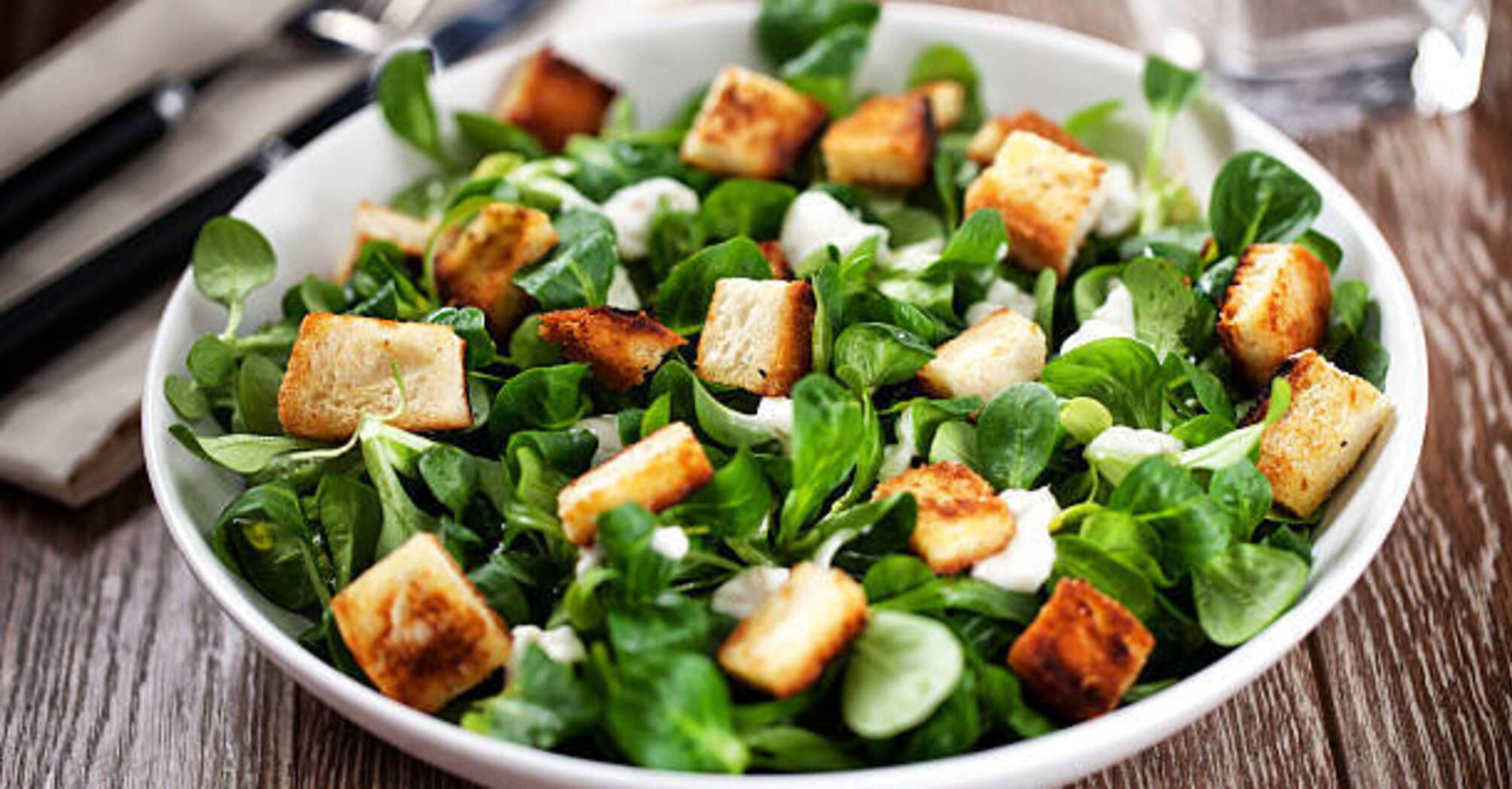 Salad with croutons in 10 minutes: how to prepare a budget dish