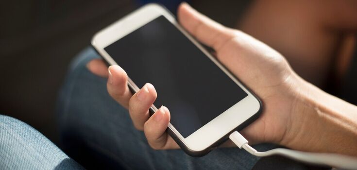 Tips for blackouts: how to charge your phone properly to save the battery