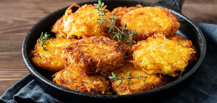 Hearty pancake with mushrooms and cheese: a complete lunch or dinner