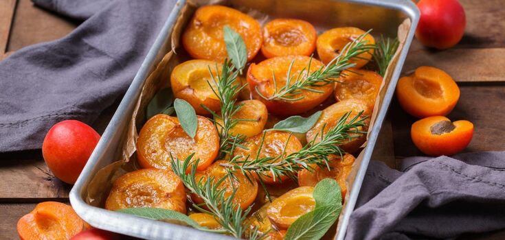 French-style baked apricots with cheese and honey: the perfect appetizer for wine